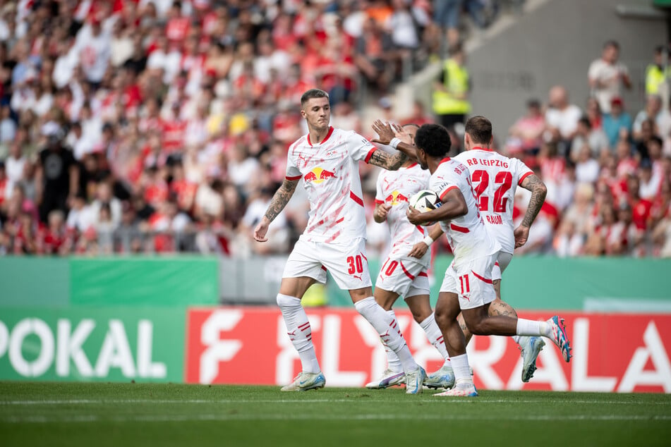 Benjamin Sesko (l.) besorgt den Ausgleich für RB Leipzig.