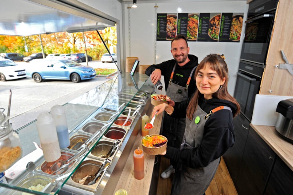 Der Foodtruck "SimBOWL" am Edeka Zimmermann auf der Weststraße 77, Antonia Weiß (25) und Jonny Berthold (39) bieten selbstgemachte Bowls an.