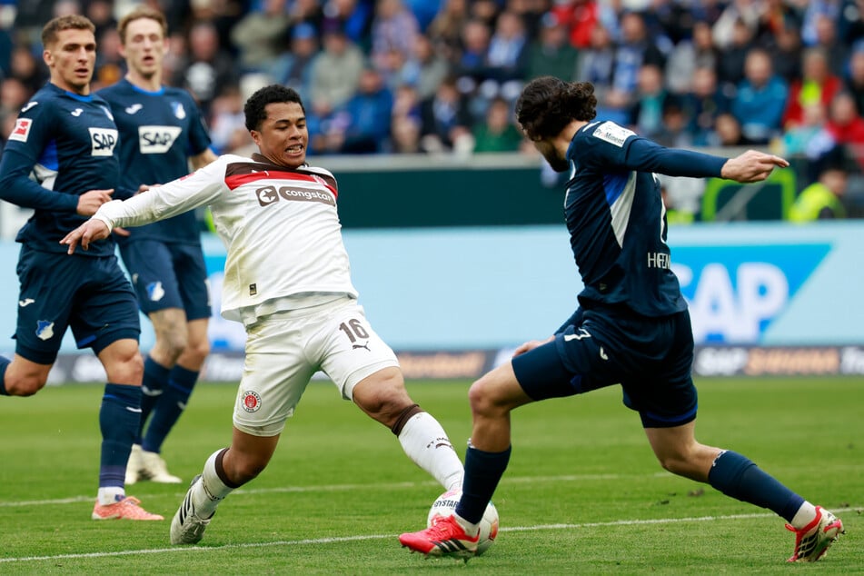 Die zweite Halbzeit war mehr vom Kampf geprägt, die Kiezkicker verteidigten die Führung mit Mann und Maus.