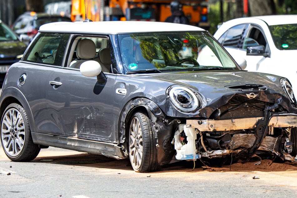 Unfall in Frankfurt-Ostend am Donnerstag: Ein Mini durchbrach mehrere Poller!
