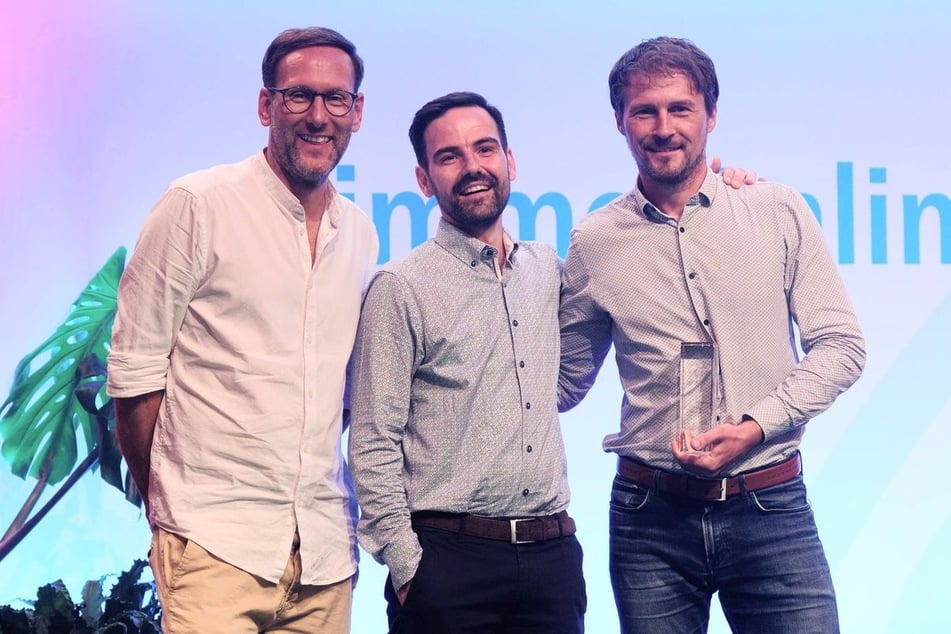 Bei der Verleihung der Grimme Online Awards 2022 steht Beeck (l.) gemeinsam mit den Gewinnern eines Preises auf der Bühne.
