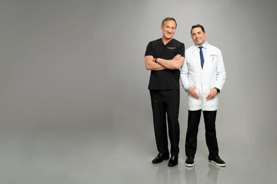 Ob Dr. Terry Dubrow (67, l.) und sein Kollege Dr. Paul Nassif (63) allen Beauty-Pfusch wieder hinbiegen können?