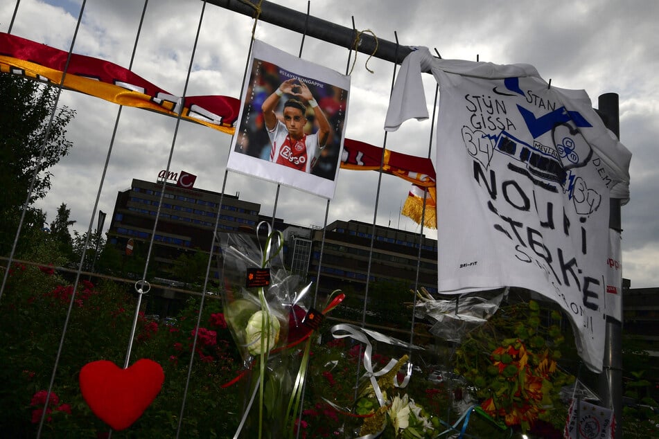 Vor dem Krankenhaus, in dem Abdelhak Nouri (29) nach dem Herzstillstand versorgt wurde, gedachten Fans und Familie dem jungen Fußball-Spieler.