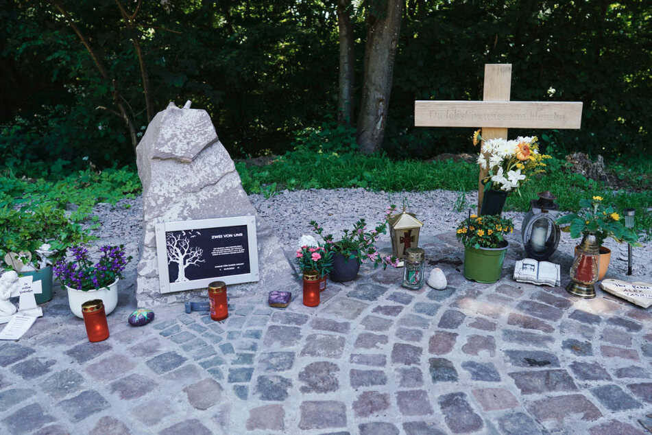 Eine Gedenkstätte in der Nähe des Tatorts erinnert an die beiden getöteten Polizisten.