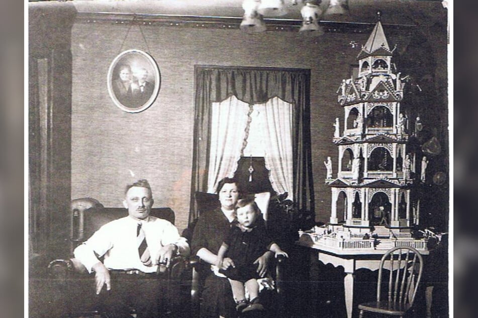 Etwa 1920 hat sich Max Müller in New Jersey mit seiner Frau Alma und Sohn Heinz vor der Pyramide fotografieren lassen.