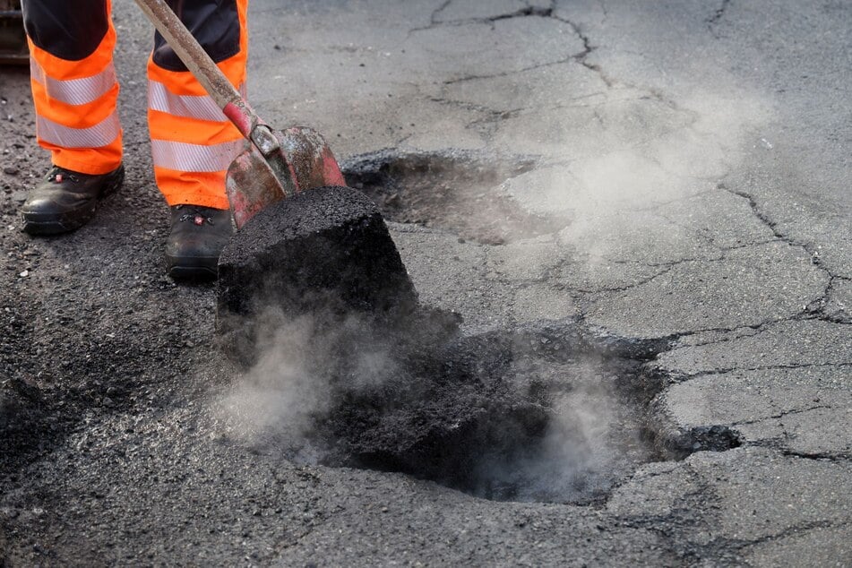 Durch den Frost-Tau-Wechsel sind im Erzgebirge zahlreiche Straßenschäden entstanden. (Symbolbild)