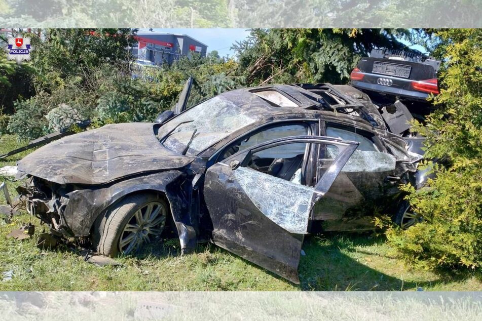 Die Flucht vor der Polizei endete für den Fahrer an einem Zaun und mit einem völlig demolierten Auto.