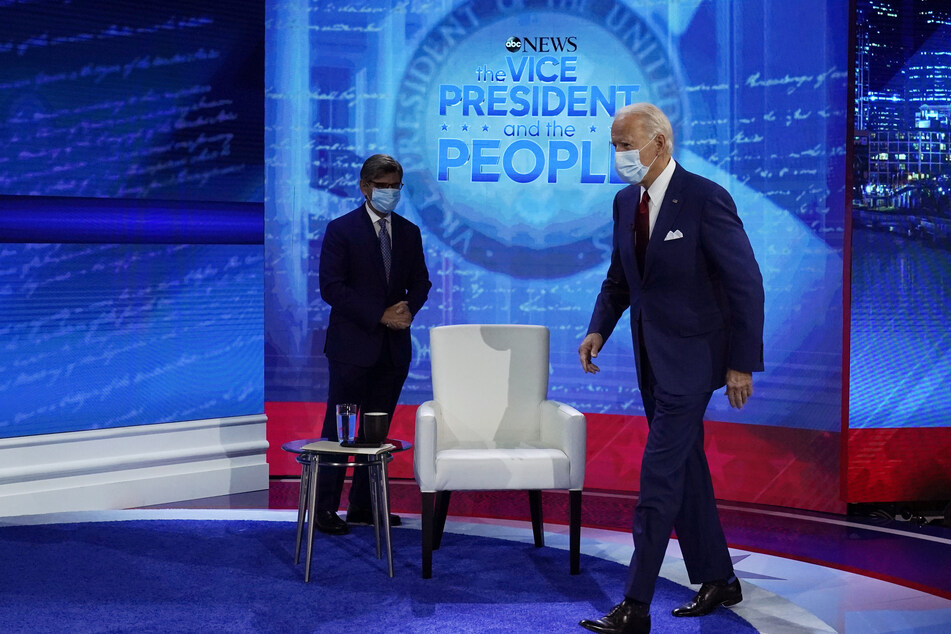 Joe Biden (r.), Präsidentschaftskandidat der Demokraten, kommt zu einer Fragestunde mit Wählern im National Constitution Center. George Stephanopoulos, Moderator des Fernsehsenders ABC News, steht links.