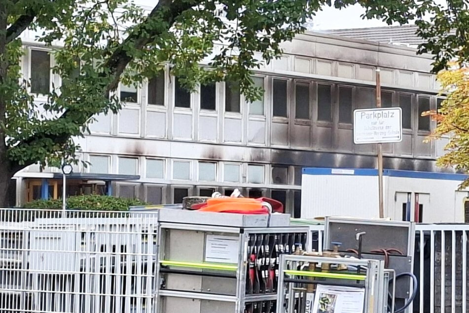 Das Gebäude der Viktor-Frankl-Schule in Frankfurt-Dornbusch wurde durch einen Brand beschädigt.