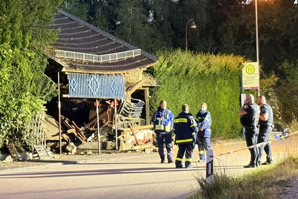 In der Nacht zu Sonntag krachte ein junger Autofahrer (21) bei Wiesbaden in einen Garagenkomplex.