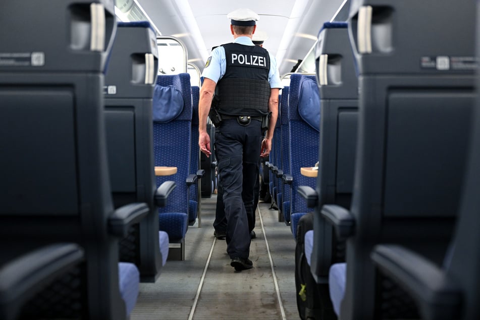 Die Bundespolizei holte am Sonntag eine Schwarzfahrerin aus einem Zug nach Dresden. (Symbolbild)