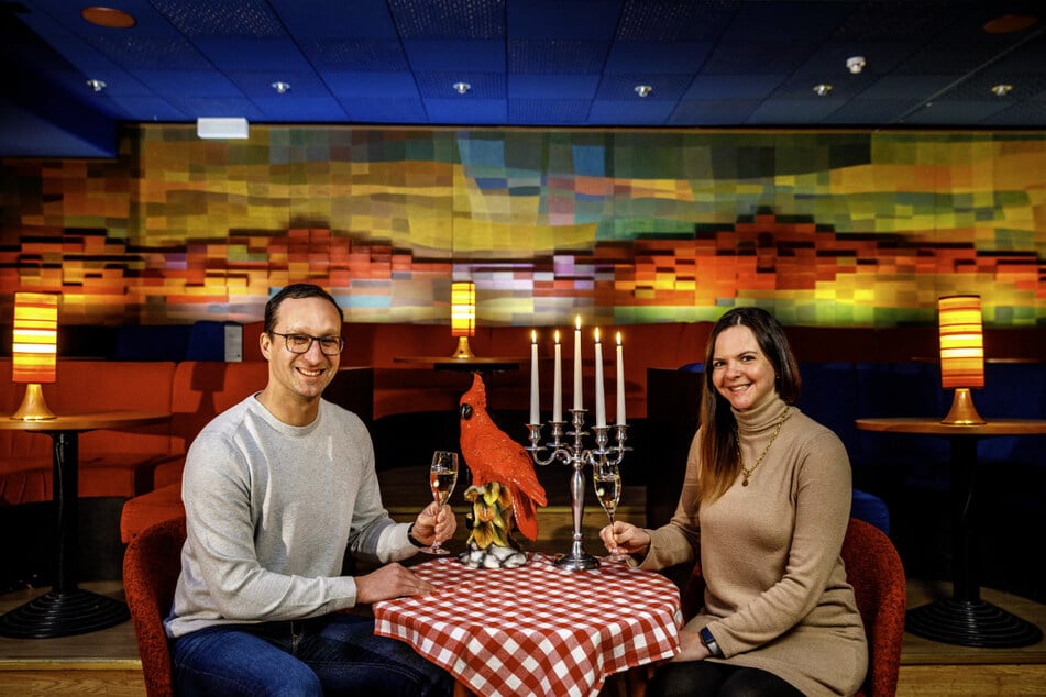 Da war der Kakadu noch da: Falk Terjek (45) und Maria Rosenberg (29) 2021 beim Probe-Dinner in der "Kakadu"-Bar.
