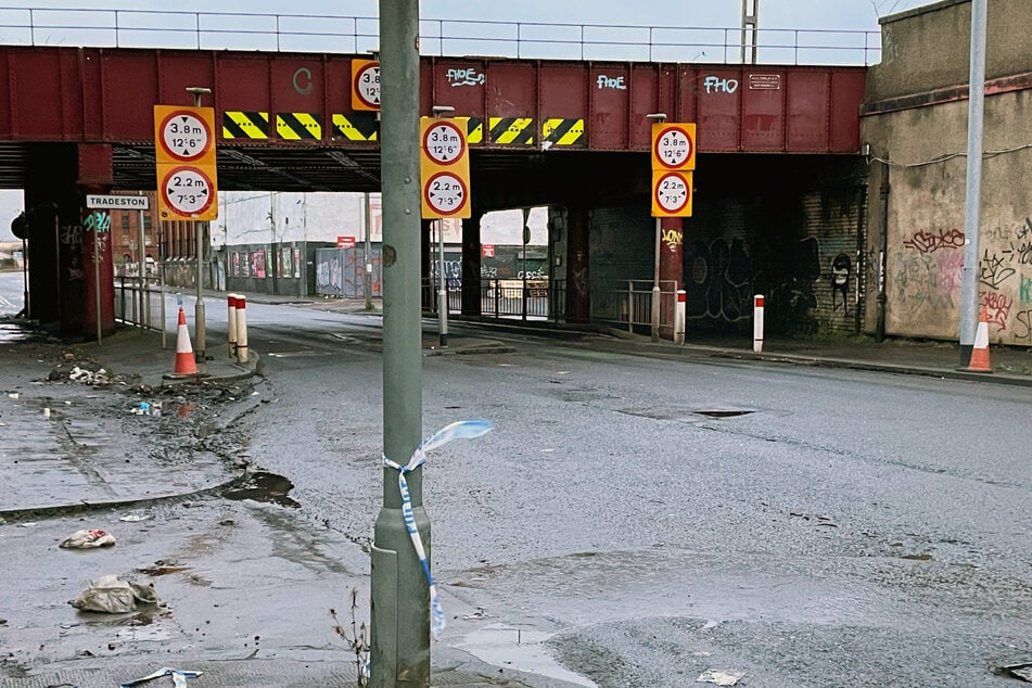 Doppeldeckerbus steckt unter Brücke fest: Acht Verletzte