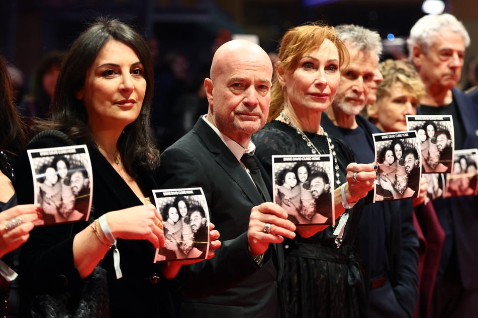 Menschenrechtsaktivistin Düzen Tekkal (46, v. l.n.r), Schauspieler Christian Berkel (67), Schauspielerin Andrea Sawatzki (61), Schauspieler Ulrich Matthes (65) und Tricia Tuttle (55), Intendantin der Berlinale, erinnerten an den von der Hamas entführten Schauspieler David Cunio (34).