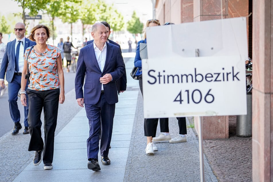 Bundeskanzler Olaf Scholz (65, SPD) hat in Begleitung seiner Frau Britta Ernst (63) ein Wahllokal in Potsdam besucht.