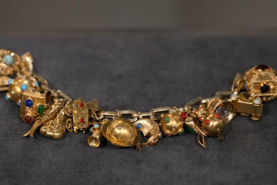 Insgesamt 16 Anhänger (Charms) zieren das Goldarmband, welches am Ende für 12.800 Euro den Besitzer wechselt.