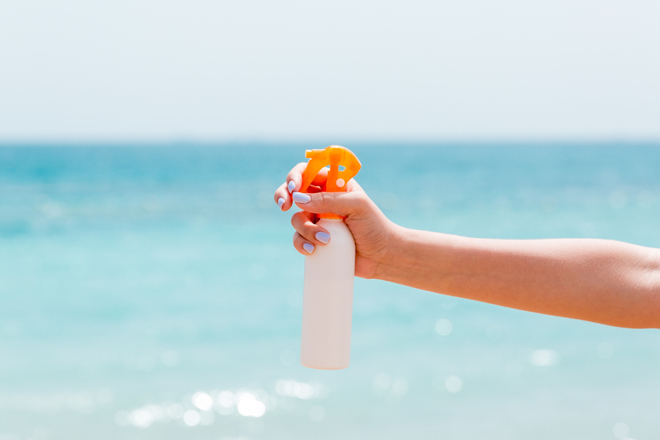 Salzwasser abgefüllt in eine Sprühflasche eignet sich besonders gut, um Haare aufzuhellen.