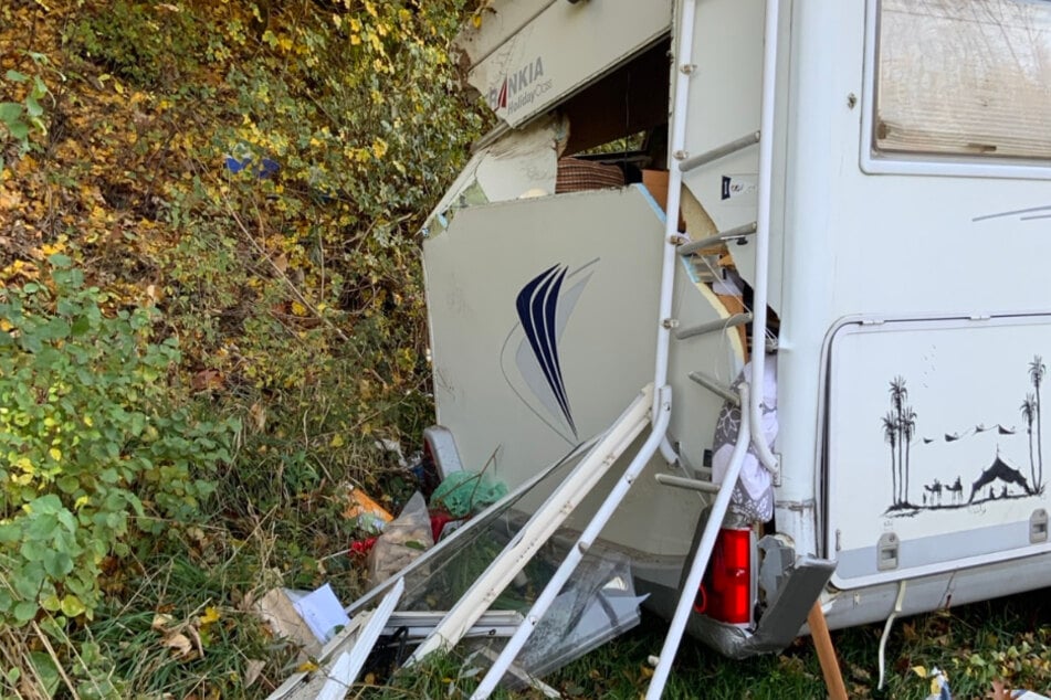 Das Wohnmobil wurde bei dem Unfall auf der A3 stark beschädigt.