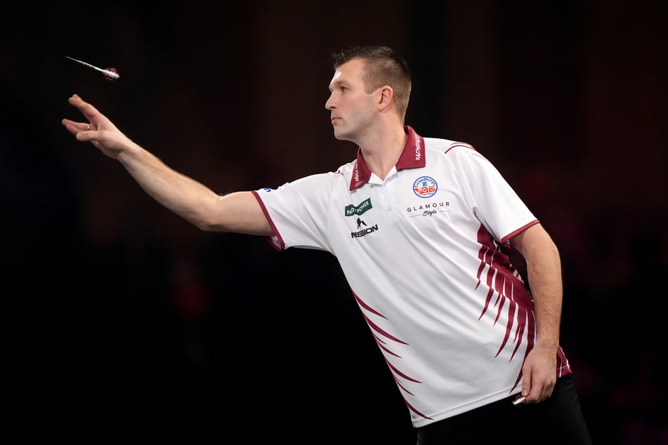 Der lettische Dartsspieler Madars Razma (37) erreichte bei der Darts-WM die zweite Runde. Danach sprach er über einen schweren Schicksalsschlag, den er in diesem Jahr verkraften musste.