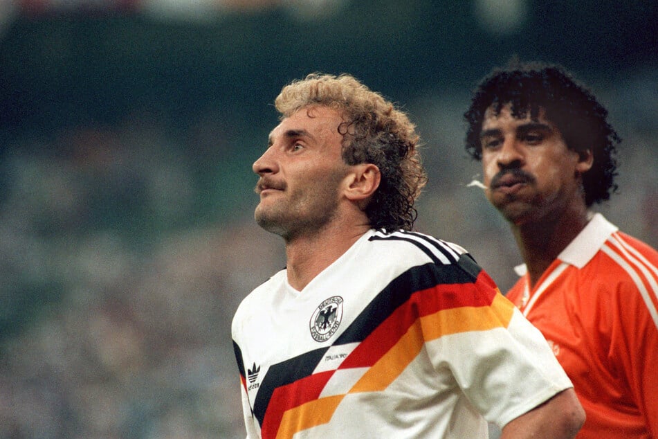 Diese Aktion ging in die Geschichte ein und befeuert das Duell zwischen Deutschland und Holland bis heute: Frank Rijkaard (r.) spuckt Rudi Völler in die Mähne.