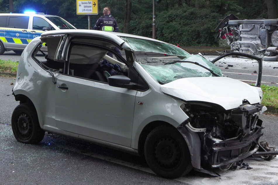 Auch der Wagen der 59-jährigen VW-Fahrerin, mit der der Unfallfahrer zusammenstieß, wurde schwer beschädigt.