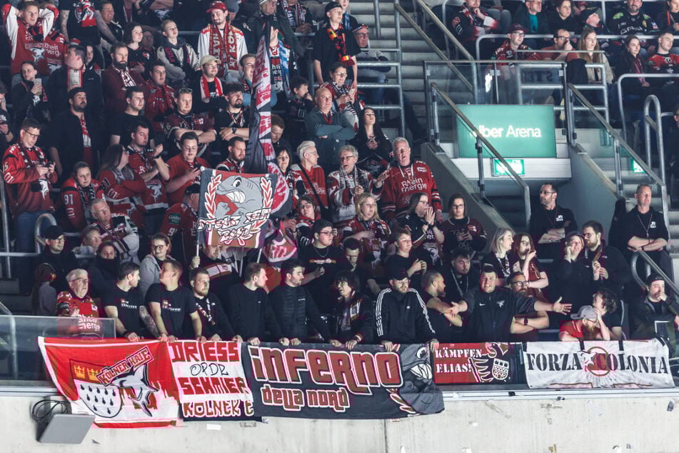 Fans der Kölner Haie sind am Sonntag bei der Rückfahrt nach dem Spiel in der Uber Arena von Eisbären-Chaoten in einem Reisebus angegriffen worden.