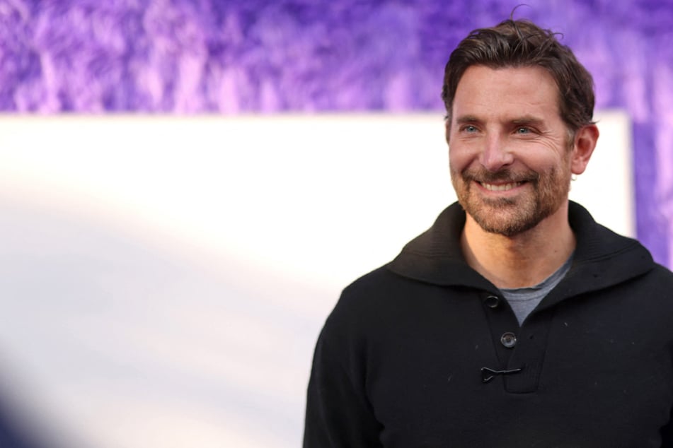 Besondere Premieren-Begleitung: Mit ihr zeigte sich Bradley Cooper auf dem lila Teppich