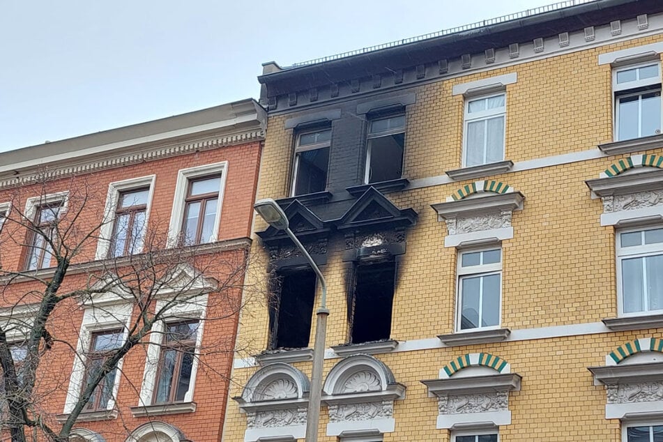 Die Spuren des Brandes im Leipziger Stadtteil Stötteritz sind am Tag nicht zu übersehen.
