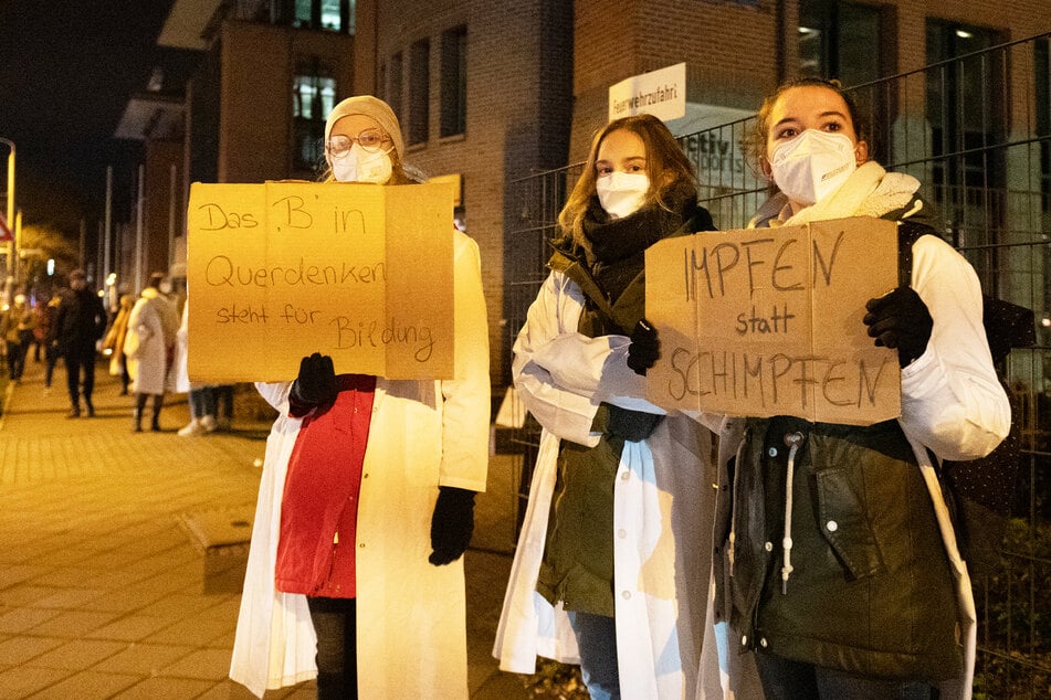Drei Medizinerinnen der Uniklinik stellten sich dem Protest der Corona-Maßnahmen-Gegner auf der Blasewitzer Straße gegenüber.
