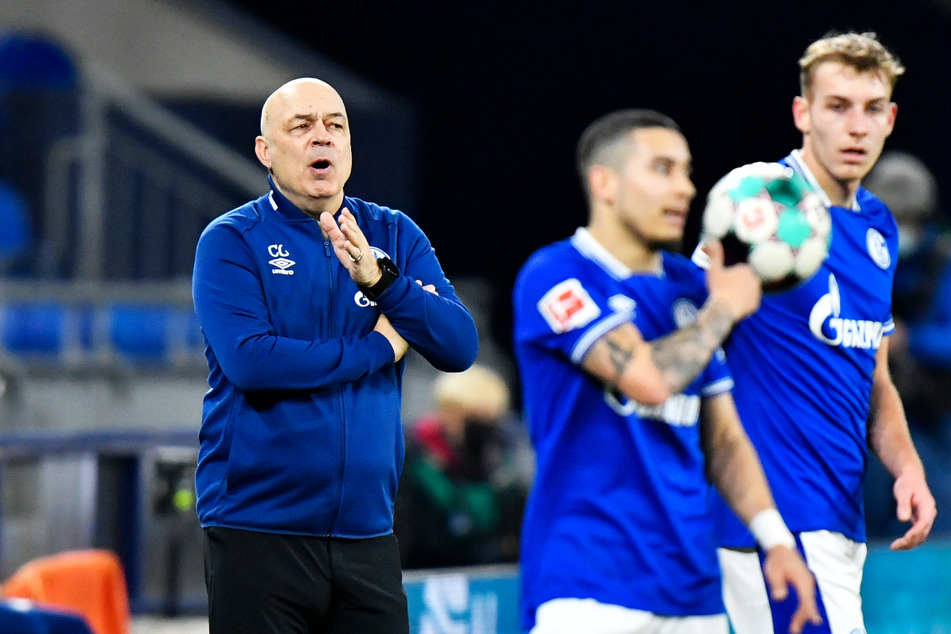S04-Coach Christian Gross (66) und seine Mannschaft wurden in ihrem Teamhotel von 20 bis 25 Chaoten gestört.