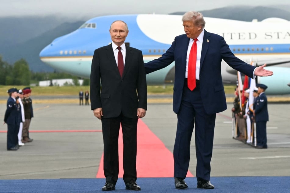 Russian President Vladimir Putin (l.) and US President Donald Trump (r.) posing after arriving at Joint Base Elmendorf-Richardson in Anchorage, Alaska on August 15, 2025.