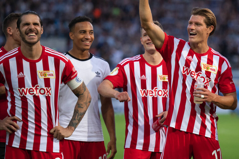 Die Spieler von Union Berlin bejubeln ihren hart erkämpften Pokalsieg nach Verlängerung gegen den Chemnitzer FC.