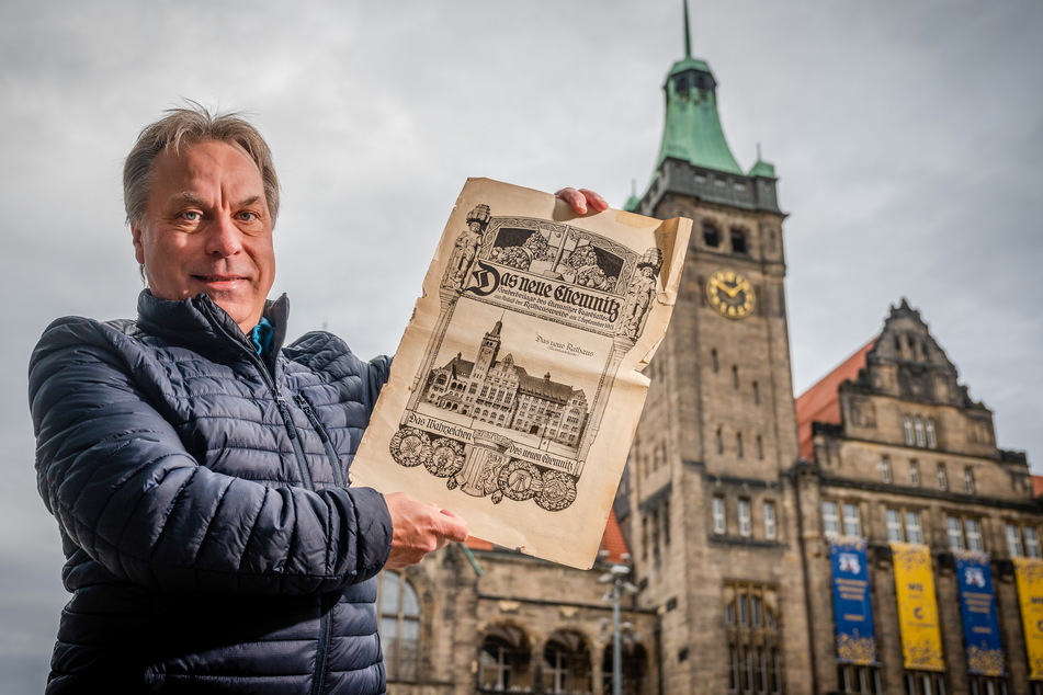 Andreas Hütter (54) erforscht die Historie der Stadt mit Hilfe alter Zeitungsartikel, zum Beispiel aus dem Chemnitzer Tageblatt.
