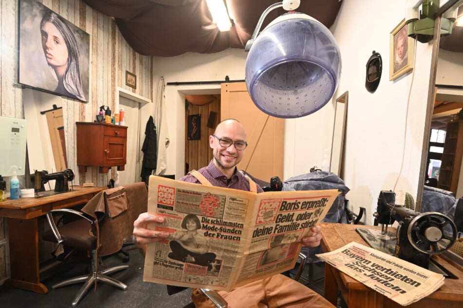 "Anno 1919"-Inhaber Andreas Schuster (39) in seinem Salon mit einer MOPO-Ausgabe von 1994.