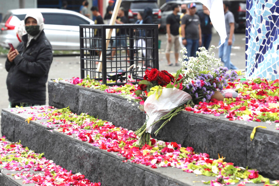 Fans des Arema FC legten nach der Tragödie Blumen vor dem Stadion ab.