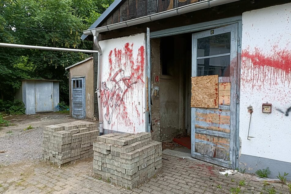 Immer wieder suchten Vandalen Gelände und Gebäudekomplex heim, brannten auch Feuerwerkskörper ab.