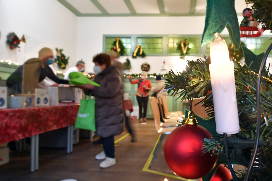 Etwa 60 Menschen haben sich nach Angaben der Evangelischen Stadtmission am Montag eine Mahlzeit gegen einen Obolus von einem Euro abgeholt.