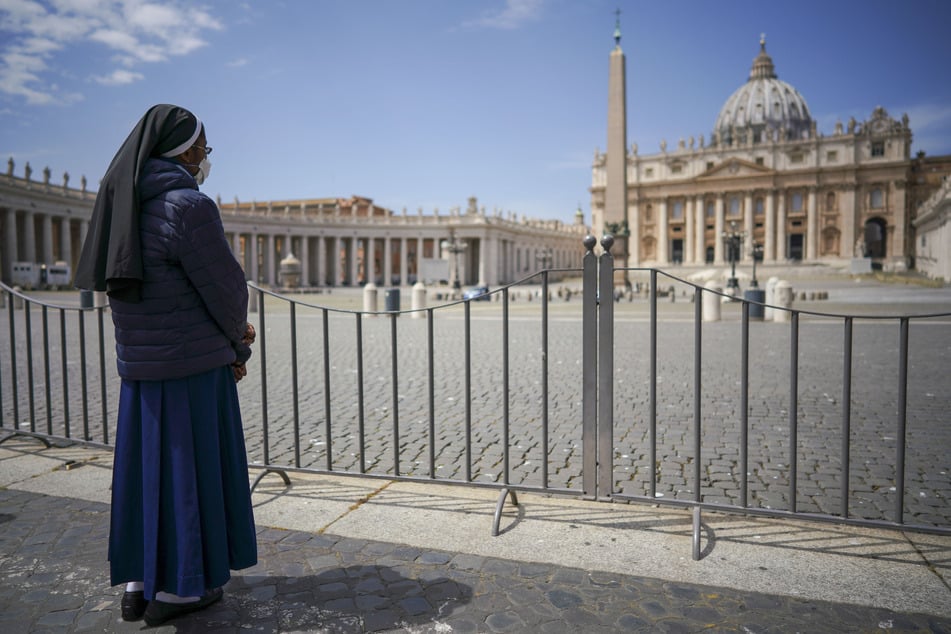 Papst Franziskus hat den Petersdom nach der wochenlangen Corona-Sperre mit einer Messe zum 100. Geburtstag für Johannes Paul II. eröffnet.