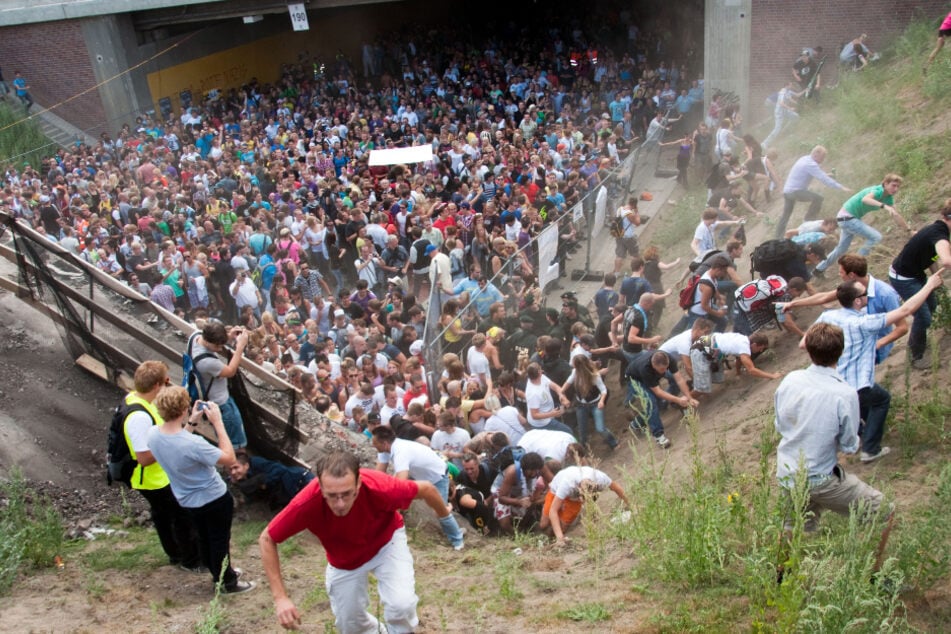 24. Juli 2010: Tausende Raver drängen sich auf der Loveparade in und vor dem Tunnel in Duisburg, in dem sich eine Massenpanik ereignet hat.