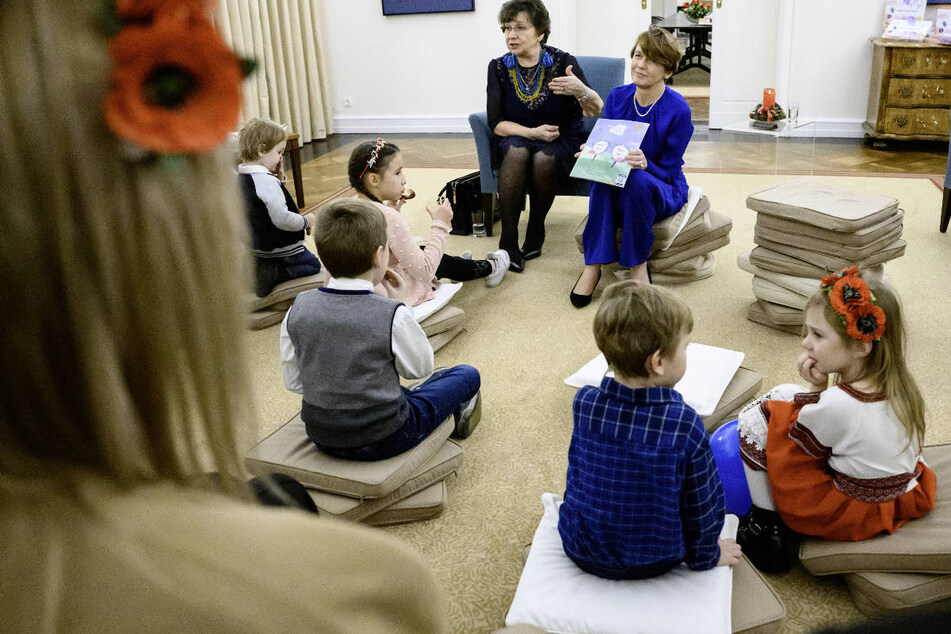 Elke Büdenbender (3.v.r.) bei einer Weihnachtslesung für ukrainische Flüchtlingskinder im Schloss Bellevue im vergangenen Jahr: Alle Kinder wurden außerdem mit einem "Better Time Stories"-Bücherpaket beschenkt.