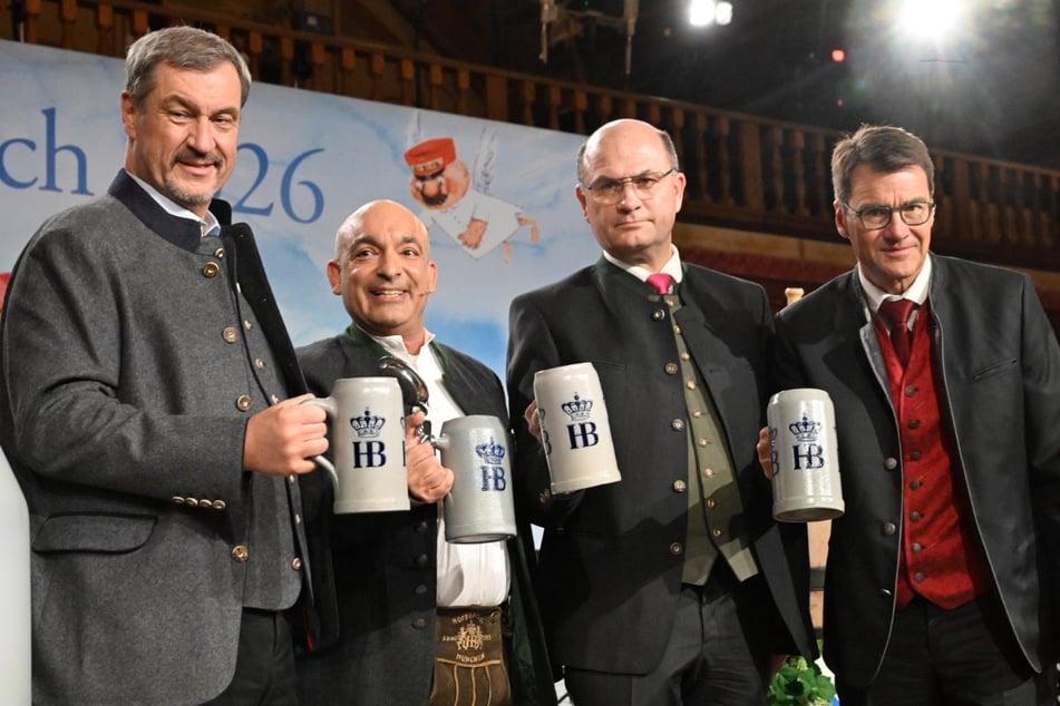 Stoßen auf das staatlich organisierte, verbale Piesacken an: Ministerpräsident Markus Söder (59, v.l.), Comedian Django Asül (53), Finanzminister Albert Füracker (58) und der Direktor des Staatlichen Hofbräuhauses, Jörg Lehmann.