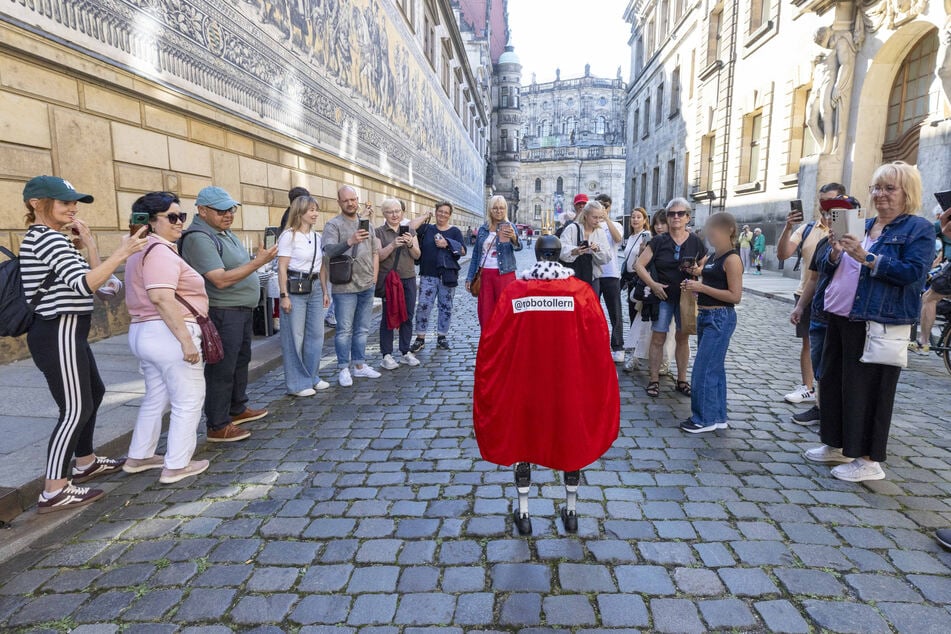 Stets mit königlicher Attitüde unterwegs: Ludwig von Robotollern zieht die Blicke der Passanten auf sich.