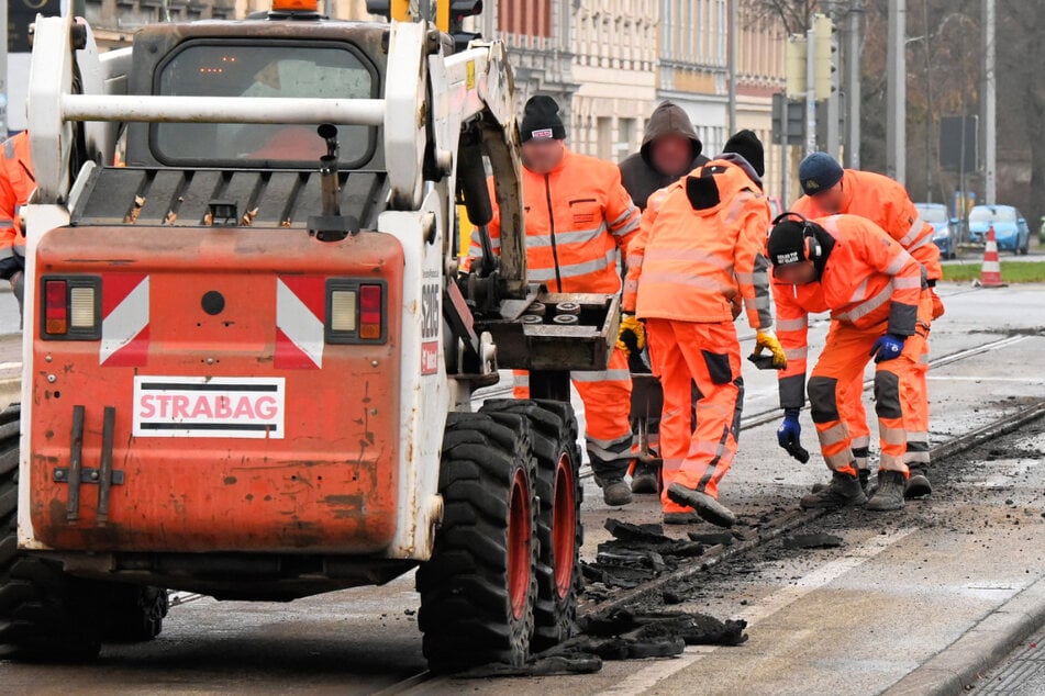 Punktlandung: Die Bauarbeiten werkelten bis zuletzt an der Durchfahrt der Tram.