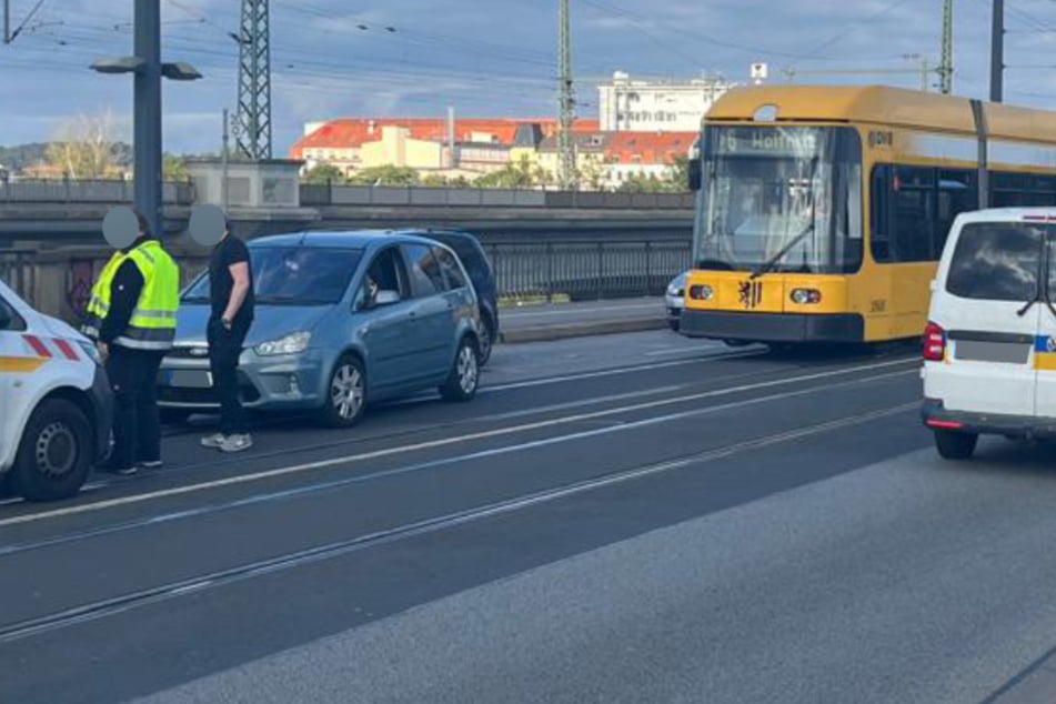 Unfall im Feierabendverkehr: Straßenbahn kollidiert mit Ford auf Marienbrücke
