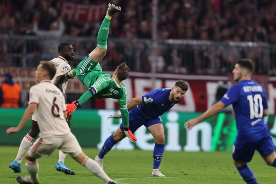 Manuel Neuer landete nach dem Duell auf dem Hinterkopf.