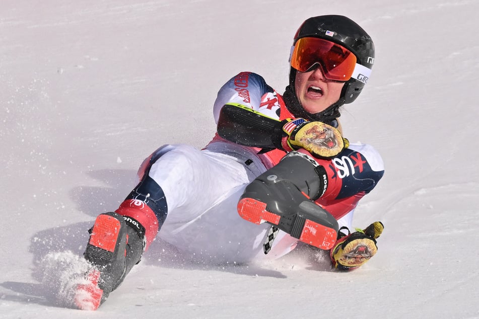 Bei den Olympischen Winterspielen 2022 in Peking brach sich Nina O'Brien das linke Schien- und Wadenbein.