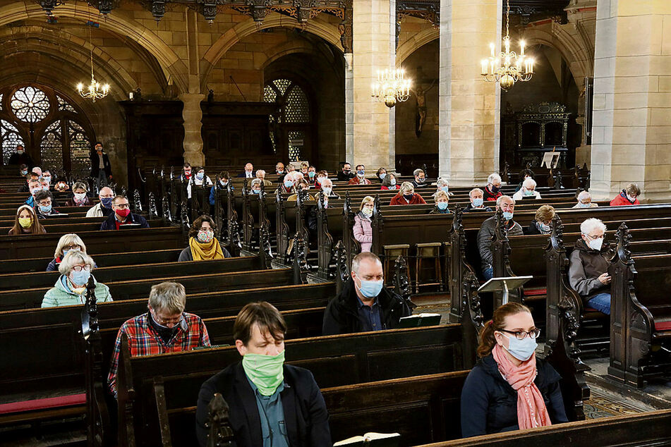 Kirchen bleiben offen. Zum Gebet muss jedoch Maske getragen werden, wie hier am Reformationstag im Zwickauer Dom.