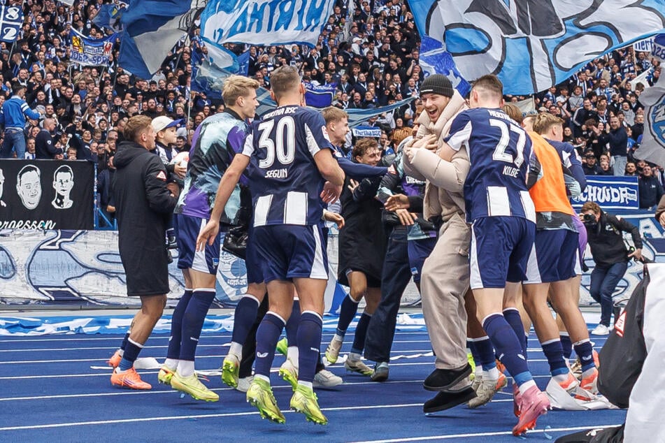 Mittendrin und in Zivilkleidung in der Jubeltraube: Der noch verletzte Pascal Klemens (20, 3.v.r.)