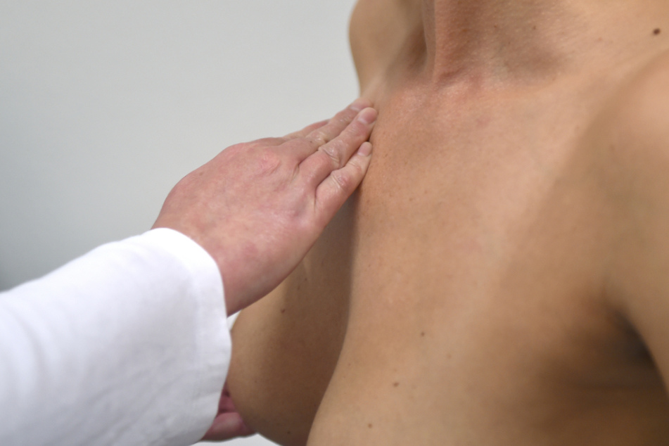 Eine Medizinische Tastuntersucherin (MTU) untersucht die Brust einer Patientin. In Thüringen ist wegen des ersten Lockdowns die Zahl an Früherkennungsuntersuchungen gesunken. (Archivbild)