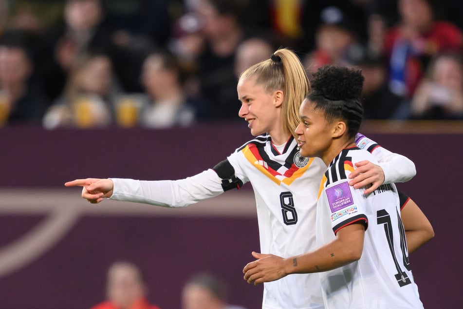 Shekiera Martinez (r.) war in der Startelf dabei.